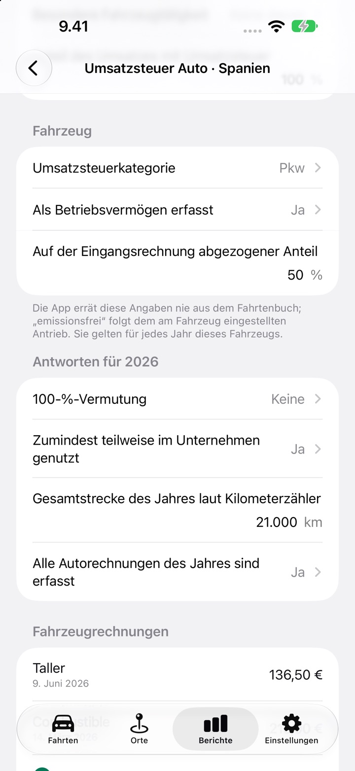 Der Bildschirm Umsatzsteuer Auto für Spanien: Fahrzeug mit Umsatzsteuerkategorie, Erfassung als Betriebsvermögen und einem auf der Eingangsrechnung abgezogenen Anteil von 50 %, dann die Antworten für 2026 mit der 100-%-Vermutung, der betrieblichen Nutzung und der Jahresstrecke laut Kilometerzähler