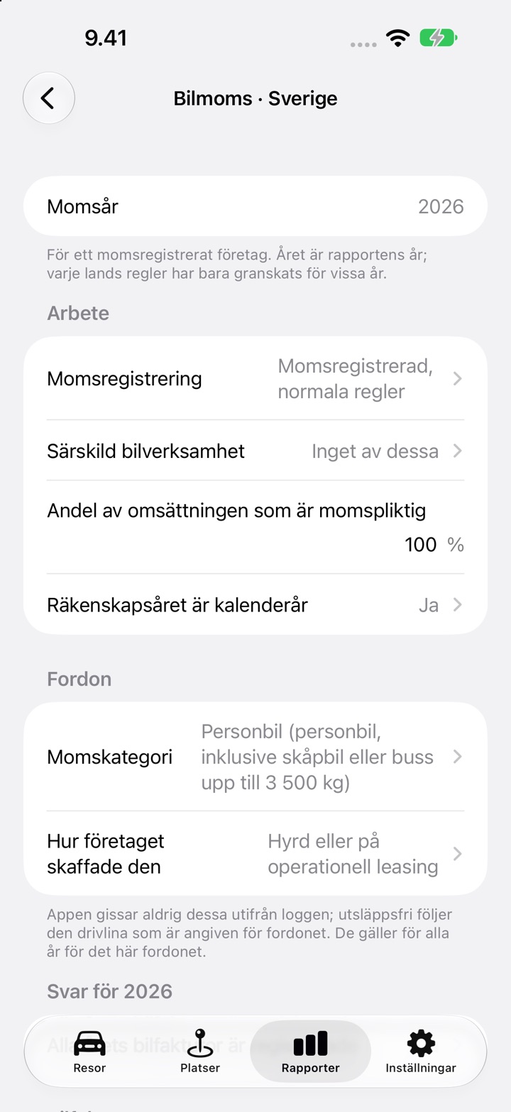 DriveHubs skärm Bilmoms för en svensk bil: momsregistrering, andel momspliktig omsättning och kalenderår som räkenskapsår under Arbete, sedan momskategori och "Hyrd eller på operationell leasing" under Fordon