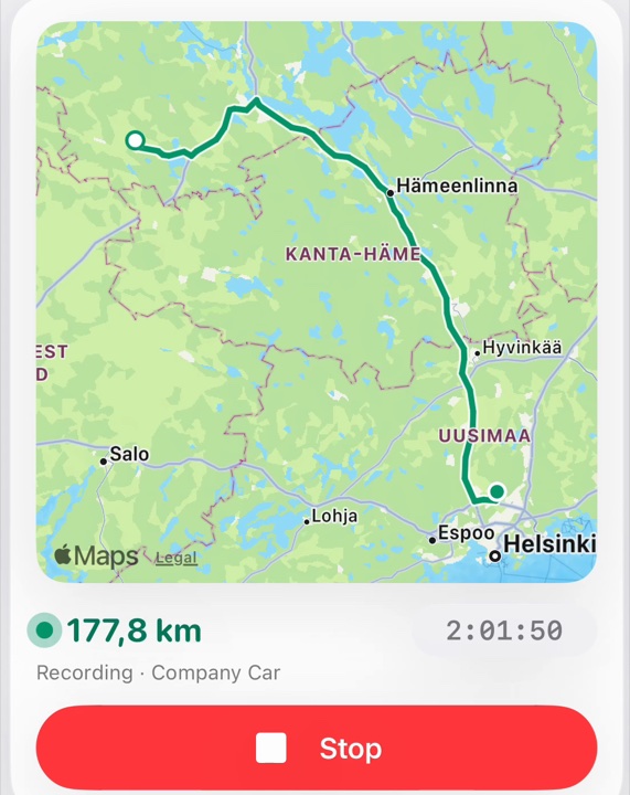 Během nahrávání klepněte na mapu v horní části karty probíhající jízdy nad vzdáleností a tlačítkem Stop. Trasa se otevře na celé obrazovce.