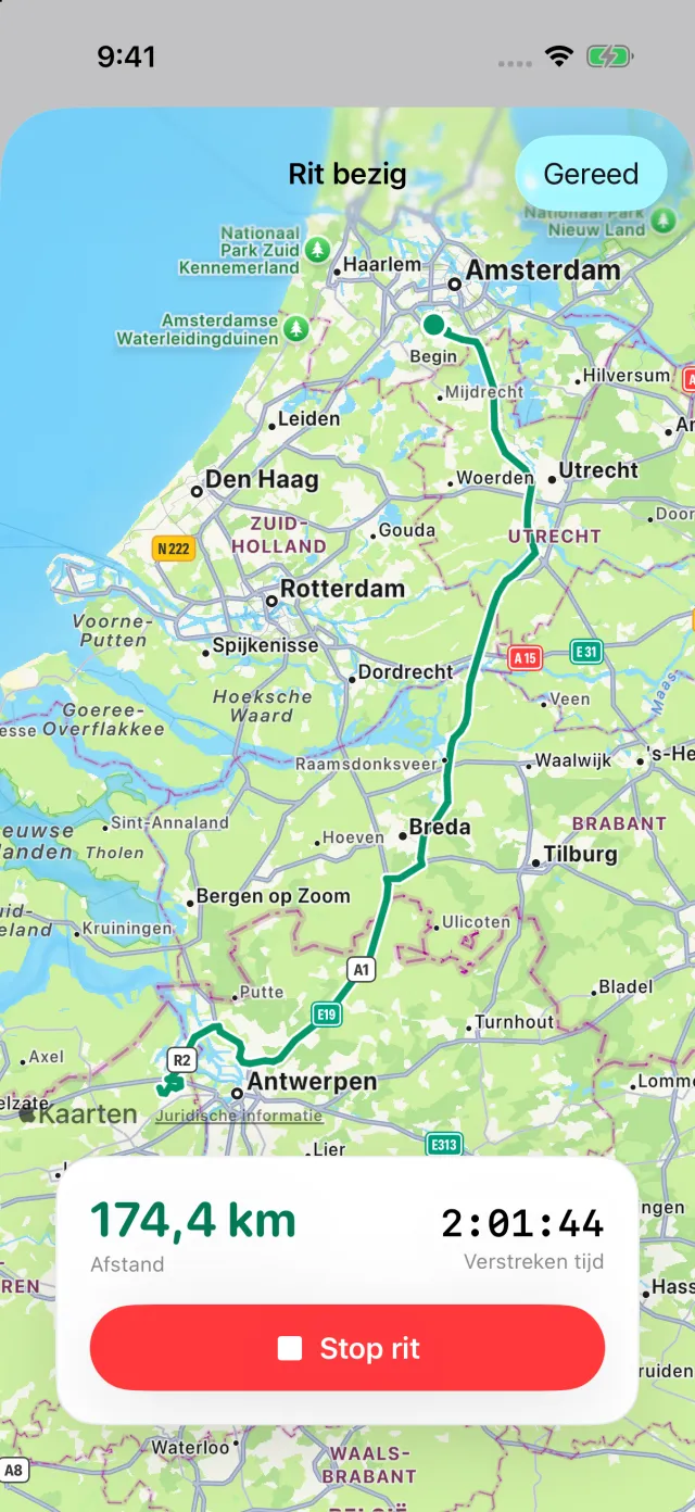 Een rit die bezig is: de route op de kaart, de afstand en de verstreken tijd